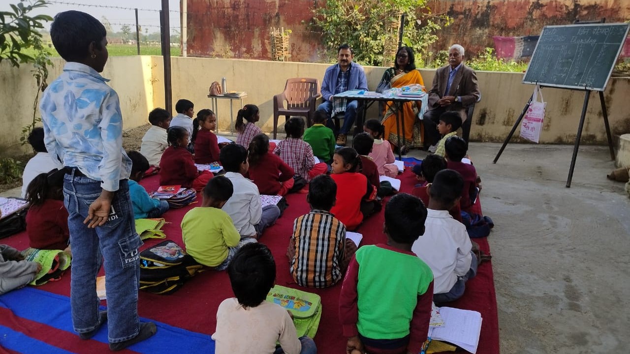 Volunteer teaching students